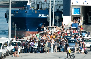 sbarco migranti porto 22082013