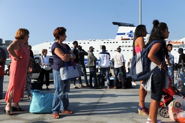 nave grimaldi migranti sicilia