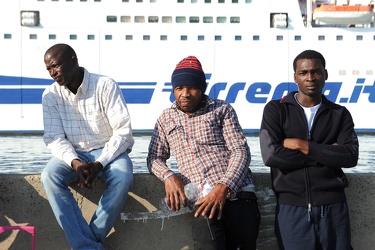 nave grimaldi migranti sicilia