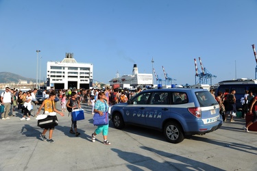 nave grimaldi migranti sicilia