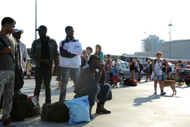 nave grimaldi migranti sicilia