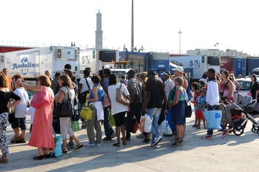 nave grimaldi migranti sicilia