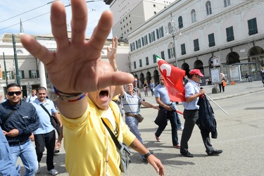 Genova - manifestazione lavoratori trasporto pubblico - assalito