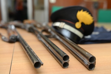 Genova - carabinieri sequestro armi rubate