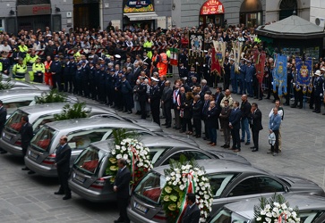 funerali vittime porto