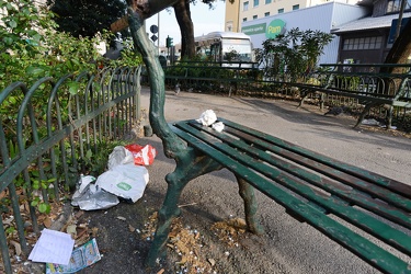 Genova Voltri - aiuole in stato di degrado davanti al supermerca