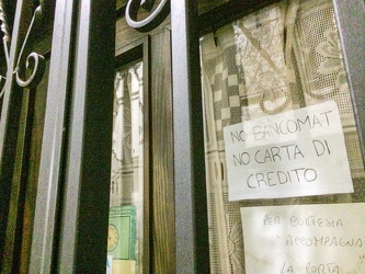 Genova, centro storico - ristorante che espone cartello no banco
