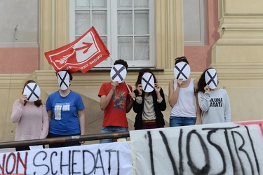 Genova - piazza De Ferrari - studenti preparano manifestazione