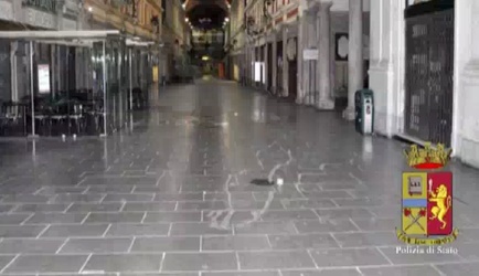 Genova - diffuse immagini polizia aggressione clochard piccapiet