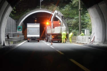 Genova, autostrada altezza Pegli - lavori di emergenza per conte