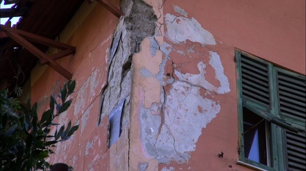 Genova, Rivarolo - crollo vecchia palazzina disabitata in via al