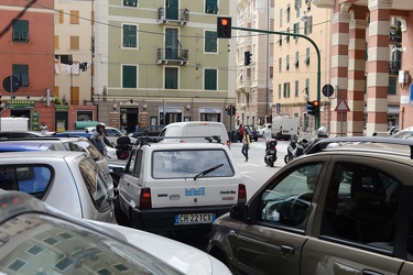 Genova - il problema delle auto in doppia fila