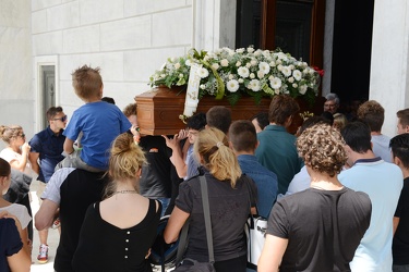Genova - cimitero staglieno - funerale ragazzo annegato a Quinto