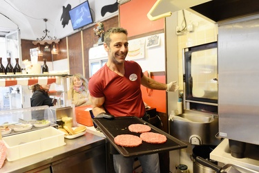 Genova - si doffonde la moda degli hamburger in pausa pranzo