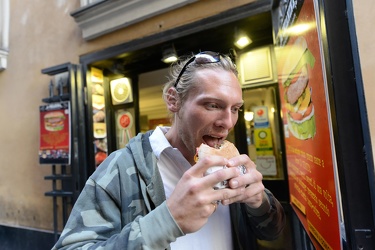 Genova - si doffonde la moda degli hamburger in pausa pranzo