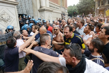 Genova - manifestazione corteo lavoratori ILVA - la rabbia degli