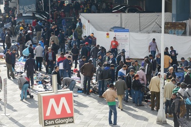 Genova, piazza Caricamento - mercatino abusivo che si estende tr