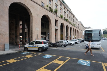 Genova - piazza della Vittoria - parcheggi per disabili