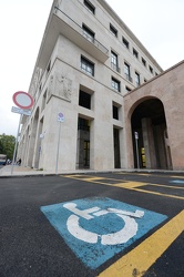 Genova - piazza della Vittoria - parcheggi per disabili