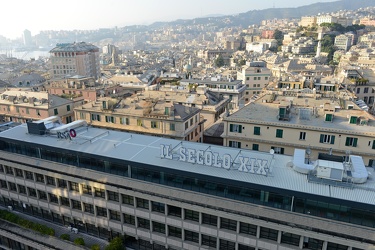 Genova - piazza Piccapietra - il palazzo del secolo xix inquadra