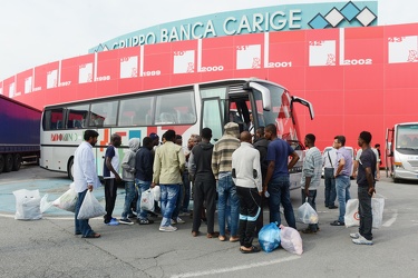 Genova, Fiera - circa 70 profughi senza documenti sono giunti ne