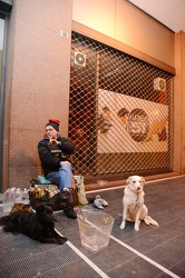 Genova - piazza piccapietra - aggressione senzatetto