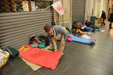 Genova - galleria mazzini - iniziativa solidariet√† senzatetto
