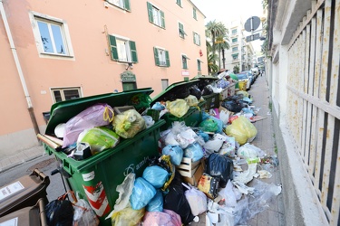 Genova, dopo il natale, la citt√† invasa dalla spazzatura