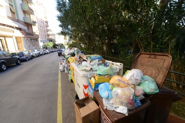 Genova, dopo il natale, la citt√† invasa dalla spazzatura