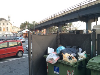 Genova - spazzatura in Piazza Caricamento alle 21:00