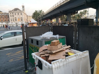 Genova - spazzatura in Piazza Caricamento alle 21:00