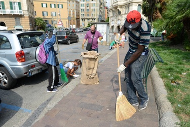 Genova - iniziativa pulizia giardini estrade da erbacce e spazza