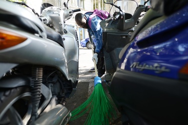 Genova - iniziativa pulizia giardini estrade da erbacce e spazza