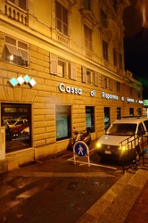 Genova, Voltri - parinata la filiale banca carige davanti al mun