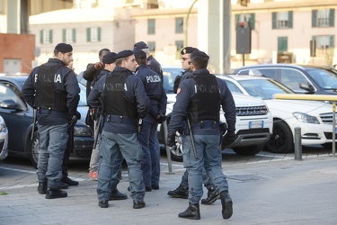 Genova, porto antico - controlli di guardia di finanza e polizia