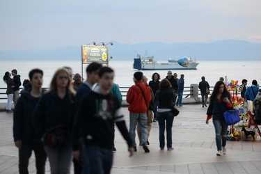 Genova - la passeggiata di Corso Italia molto frequentata di sab