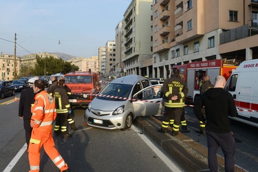 Genova - Auto contro moto in corso Gastaldi, 2 vittime 