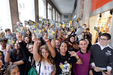 Genova, Feltrinelli - Fedez incontra i fan per firmare il nuovo 