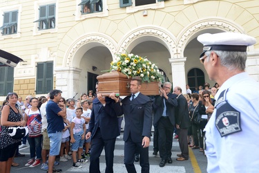 Genova, Voltri - funerale vigilessa quarantenne stroncata da un 