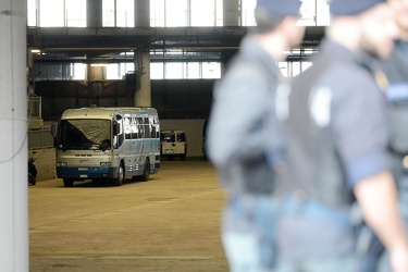 Genova - Fiera - arrivo di due pulman di migranti da La Spezia