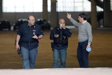 Genova - Fiera - arrivo di due pulman di migranti da La Spezia