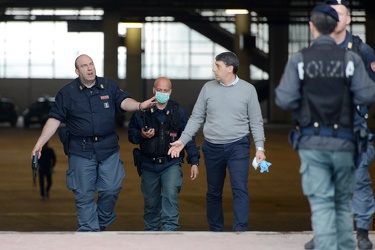 Genova - Fiera - arrivo di due pulman di migranti da La Spezia