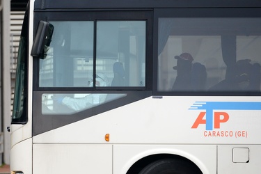 Genova - Fiera - arrivo di due pulman di migranti da La Spezia