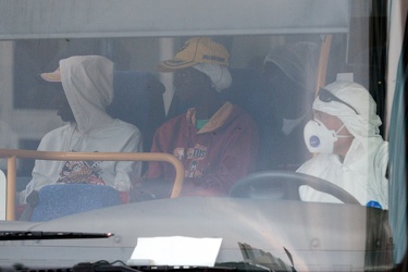 Genova - Fiera - arrivo di due pulman di migranti da La Spezia
