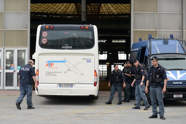 Genova - Fiera - arrivo di due pulman di migranti da La Spezia