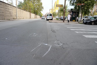 Genova - grave incidente in via Rivarolo: auto pirata investe co