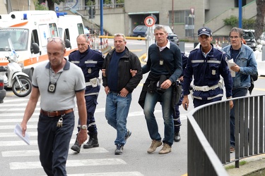 Genova - grave incidente in via Rivarolo: auto pirata investe co