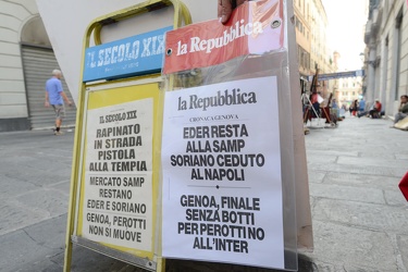 Genova, cronaca - edicola di Piazza San Lorenzo: le due locandin