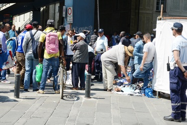 Genova - via Turati - rissa presso mercatino abusivo - nelle fot