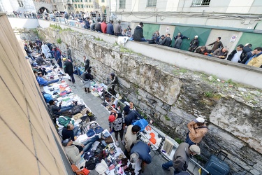 Genova - zona piazza Raibetta - la situazione del mercatino abus